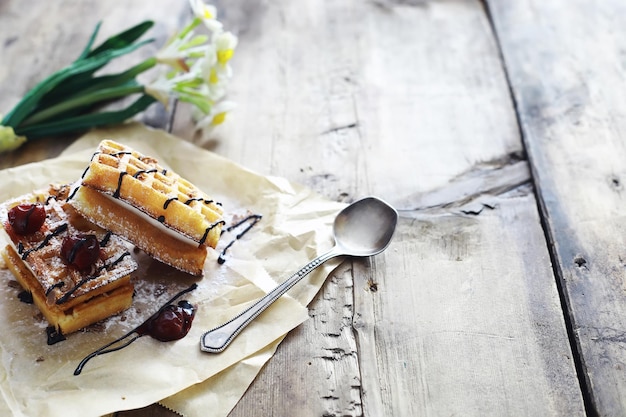 Wiener Waffeln mit Füllung. Couchtisch. Eine Reihe duftender Kekse zum Frühstück für den Urlaub.