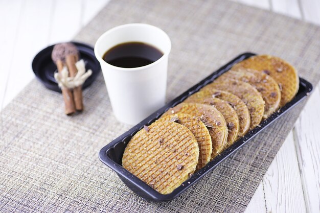 Wiener Waffeln mit Karamell auf weißem Holzgrund