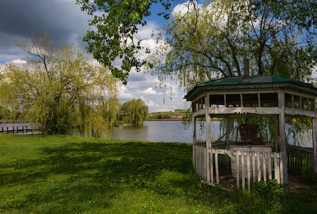 Wiese und grüne Bäume am Ufer eines Quellsees