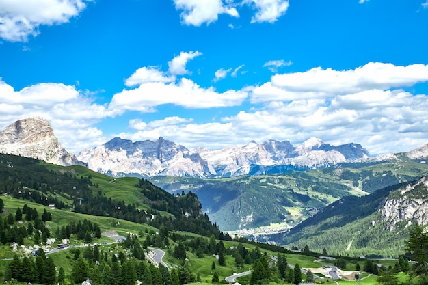 Wiesenfelder und weiße Berge