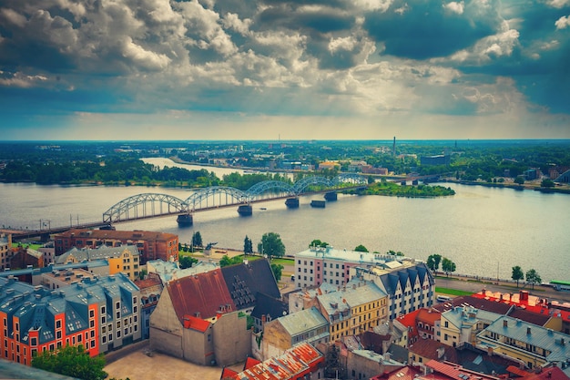 Wiev panorâmico da cidade de Riga com céu nublado Letônia Europa