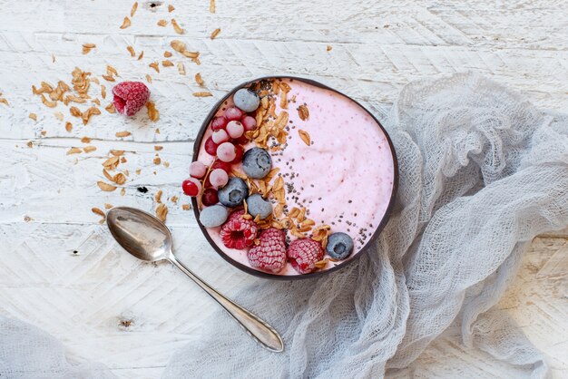 Wildbeeren-Smoothie-Bowls mit gefrorenen Beeren und Müsli