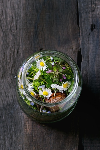 Wildblumen im Glas