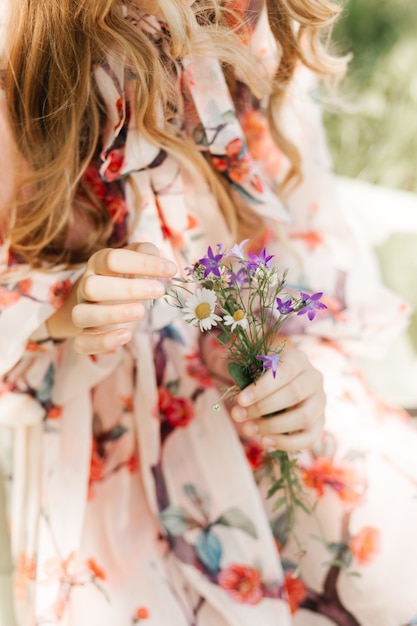 Wildblumen in Frauenhänden Nahaufnahme