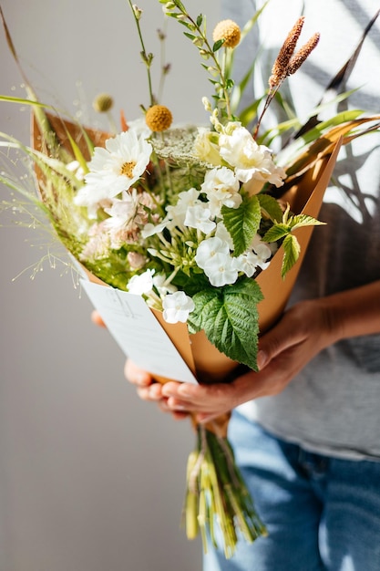 wilde Blumen fotografiert auf weißem Hintergrund bei Tageslicht Blumen für ausgeschnittenen weißen Hintergrund