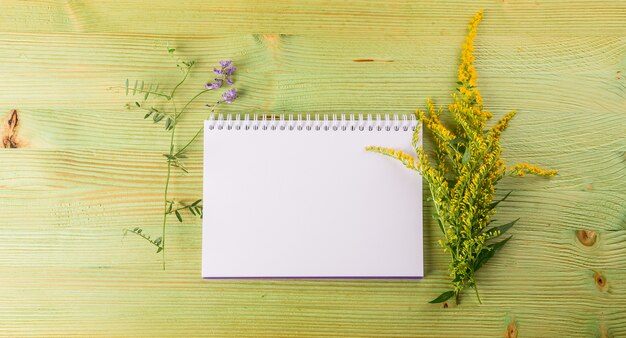 Wilde Blumen in einem Blumenstrauß