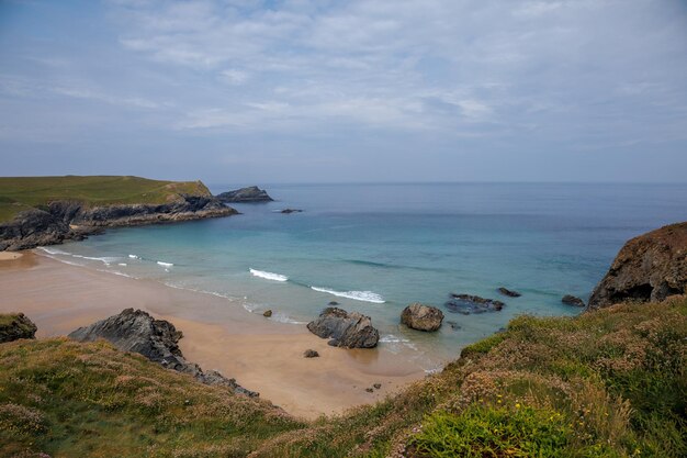 Foto wilde felsige küste bei west pentire in cornwall