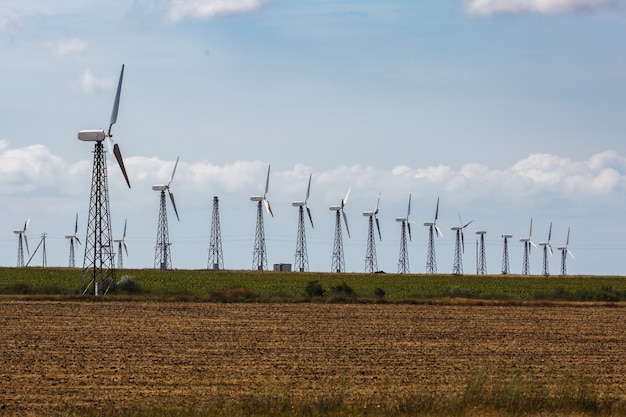 Wilde Mühle im Feld. Kraft und Energie