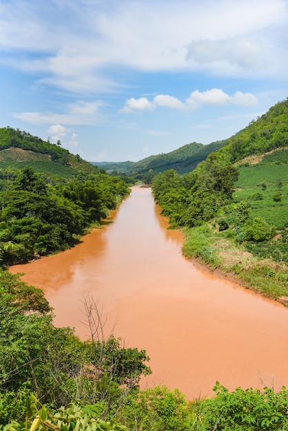 Wilde Naturlandschaft des Flusses nach dem Regen in Südostasien