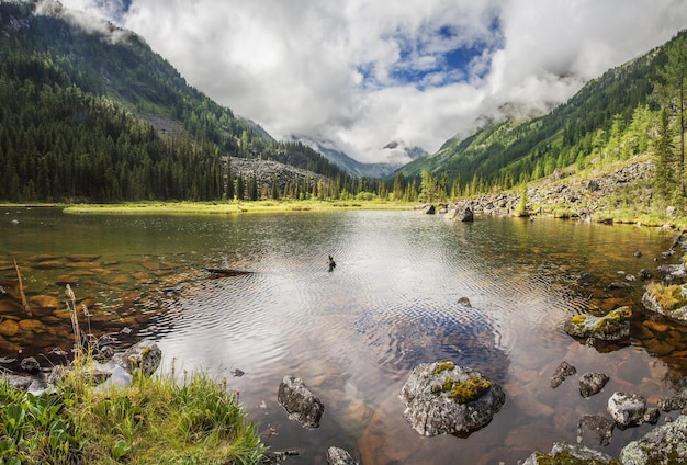 Wilder See im bewölkten Wetter des Altai-Gebirges x9