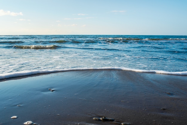 Wilder Strand des Ochotskischen Meeres, Insel Sachalin, Russland. Schöne Seelandschaft.