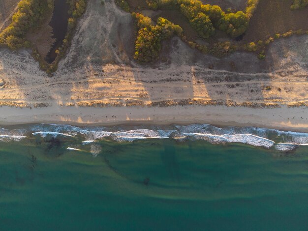 Wilder Strand mit Sand und Wald in Bulgarien Luftbild