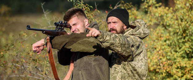 Wilderer mit Gewehren in der Natur Illegale Jagd Jäger brutale Wilderer Verbotene Jagd Gesetzesbruch Wilderei-Konzept Aktivität für brutale Männer Jäger Wilderer auf der Suche nach Opfer