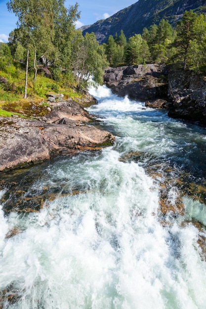 Wildwasser am Fluss in Norwegen