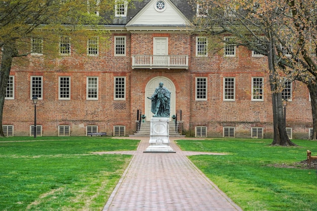 William and mary university fundada en 1693 en Williamsburg