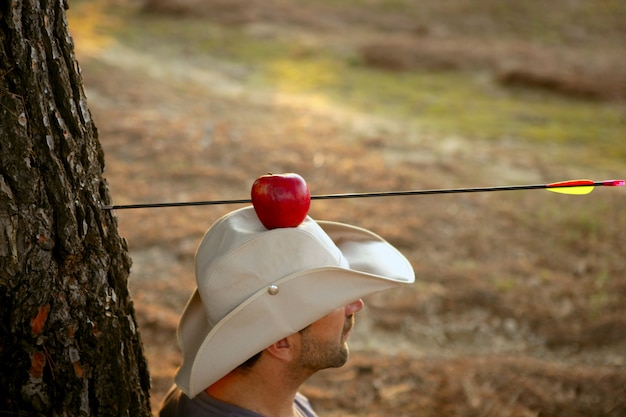 William Tell metáfora, manzana y flecha en bosque