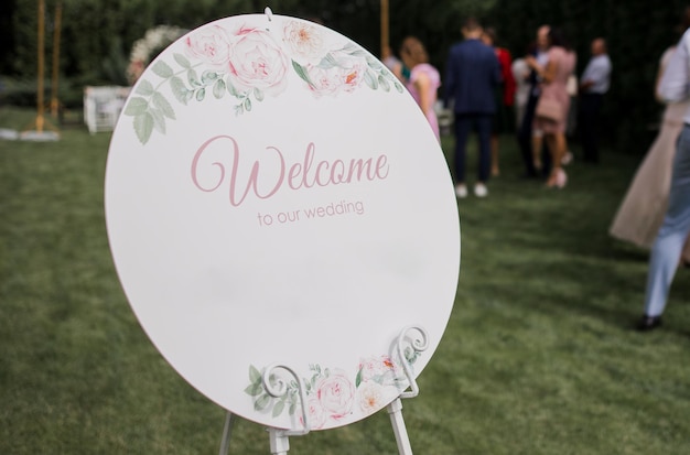 Willkommen bei unserem Hochzeitsschild im Park