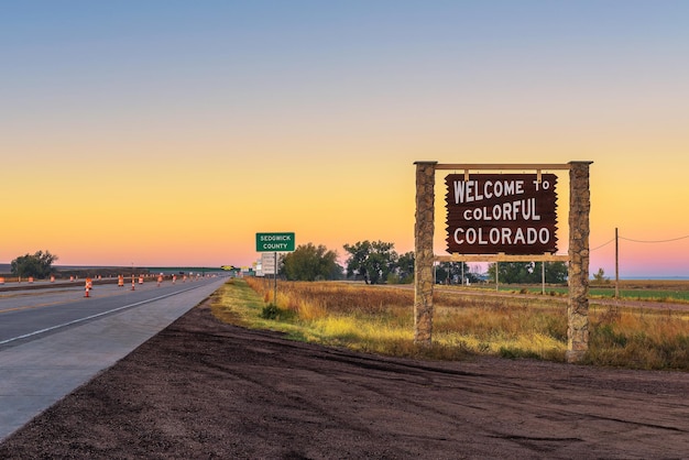 Willkommen beim farbenfrohen Colorado-Straßenschild entlang der Interstate I76