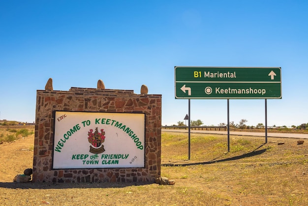 Willkommen im Straßenschild Keetmanshoop an der Nationalstraße B4 in Namibia