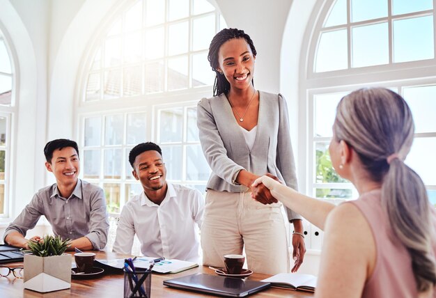 Willkommene Handshake-Teamarbeit und CEO in Geschäftstreffen, Vereinbarung, Partnerschaft, Zusammenarbeit und Glückwünsche. Schwarze Frau danke und Chef in der B2B-Vertragserfolgsstrategie oder im Führungsgeschäft