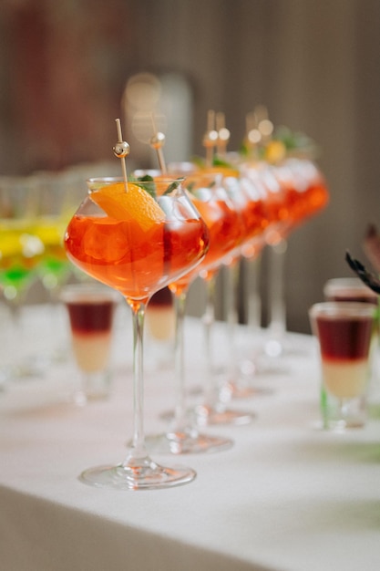 Willkommensgetränk mit Cocktailgläsern und Getränke bei einer Veranstaltung alkoholische Getränke bei einer Hochzeit