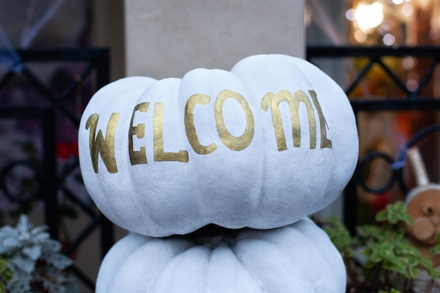 Willkommenskürbis begrüßt die Menschen, wenn sie an Halloween oder Thanksgiving zu Besuch kommen