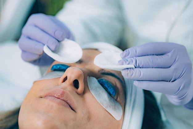 Wimpernlifting bei einer Kosmetikerin