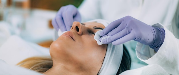 Wimpernlifting im Schönheitssalon