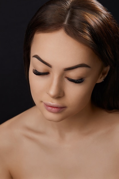 Wimpernverlängerung, falsche Wimpern, Porträt eines sexy Mädchens mit langen falschen Wimpern und perfektem Make-up,