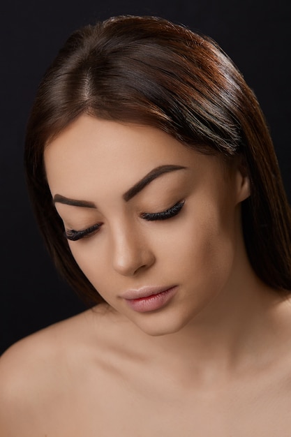 Wimpernverlängerung, falsche Wimpern, Porträt eines sexy Mädchens mit langen falschen Wimpern und perfektem Make-up,