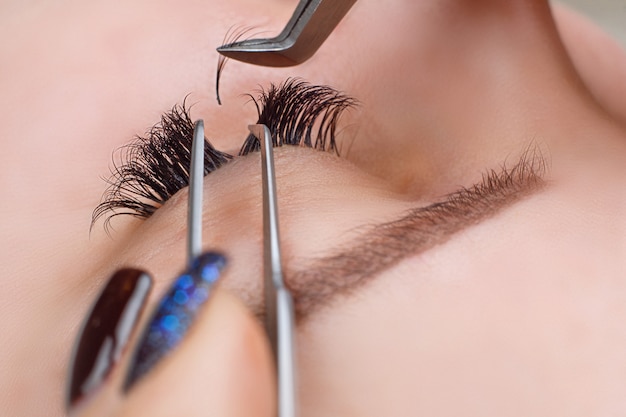Wimpernverlängerung. Frauenauge mit den langen Wimpern