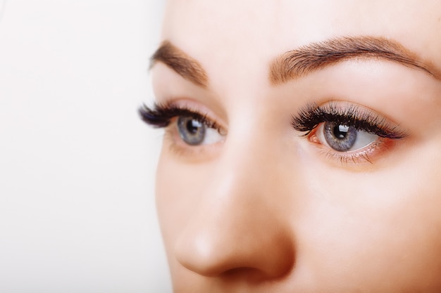 Wimpernverlängerung. Frauenauge mit den langen Wimpern