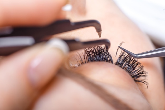 Wimpernverlängerungsverfahren Frauenauge mit langen Wimpern Wimpern Nahaufnahme Makro selektiver Fokus