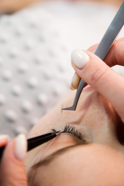 Foto wimpernverlängerungsverfahren. frauenauge mit langen wimpern. wimpern, nahaufnahme, makro, selektiver fokus.