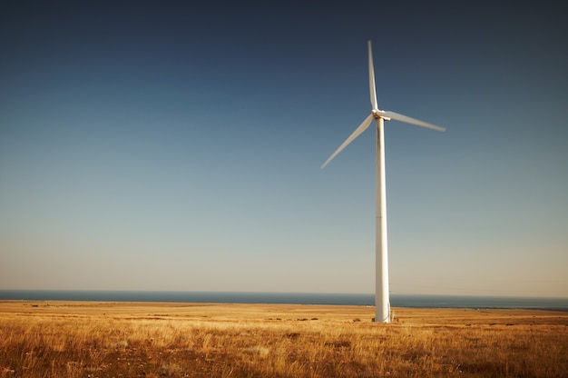 Windenergieerzeugung, Windkraftanlage gegen blauen Himmel