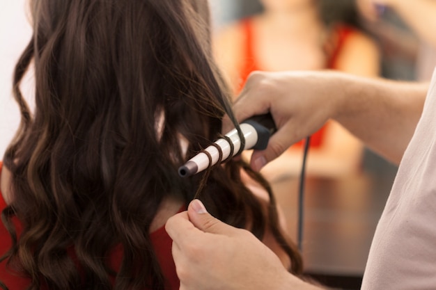 Windenhaarkunde des Herrenfriseurs im Frisörsalon