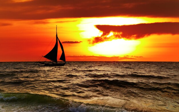 Foto windjammer junto al mar