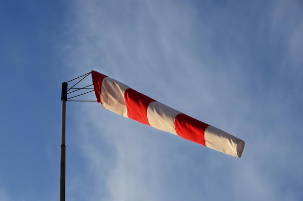 Windkegel Wetterfahne an windigen Tagen mit blauem Himmel im Hintergrund