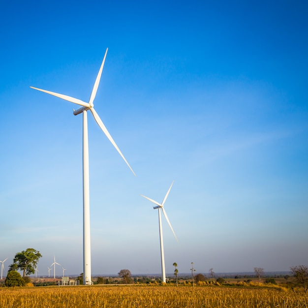 Windkraftanlage am blauen Himmel