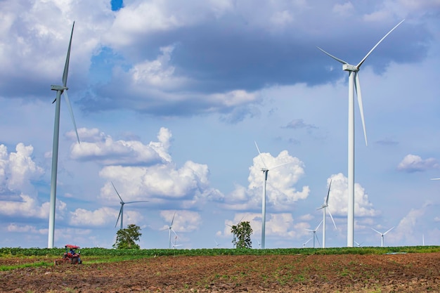 Windkraftanlage auf dem braunen Gras über dem blauen Berg