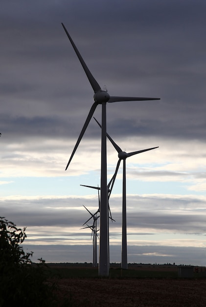 Windkraftanlage auf den Sonnenuntergang