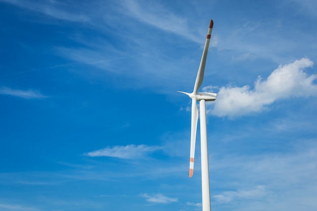 Windkraftanlage auf Hintergrund des blauen Himmels