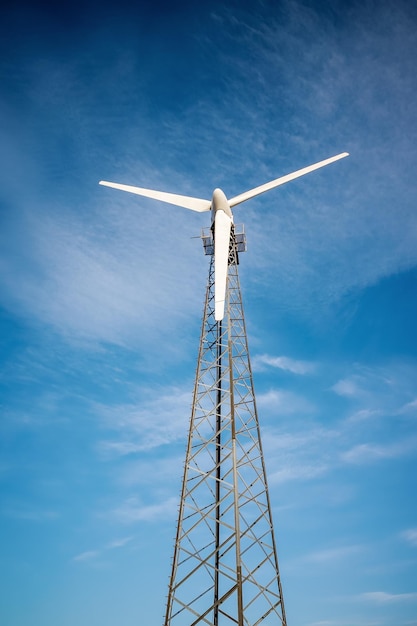 Windkraftanlage auf Metallfachwerkturm vor dem Hintergrund des blauen Himmels mit Wolken Foto in Russland aufgenommen