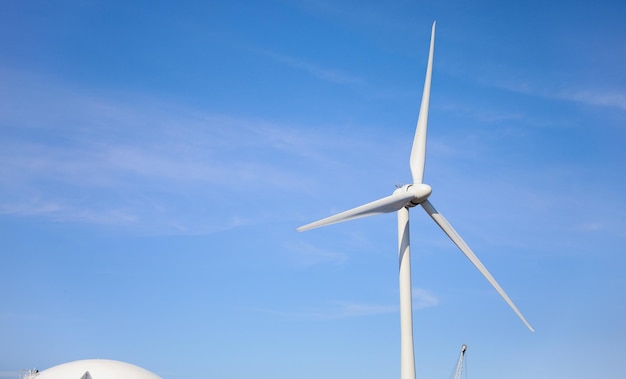 Windkraftanlage, die hoch vor einem klaren blauen Himmel steht und Nachhaltigkeit symbolisiert erneuerbare Energie a