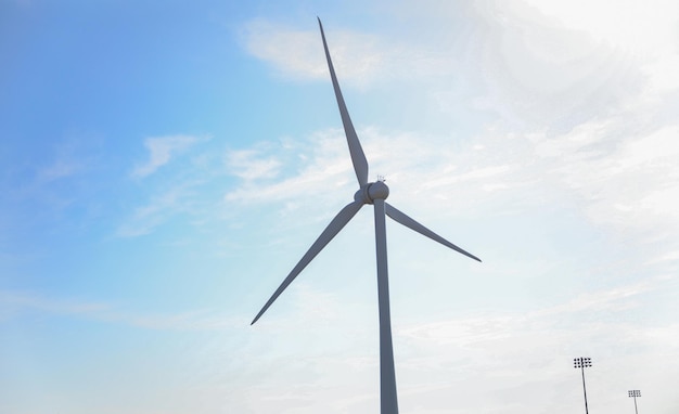 Windkraftanlage, die hoch vor einem klaren blauen Himmel steht und Nachhaltigkeit symbolisiert erneuerbare Energie a