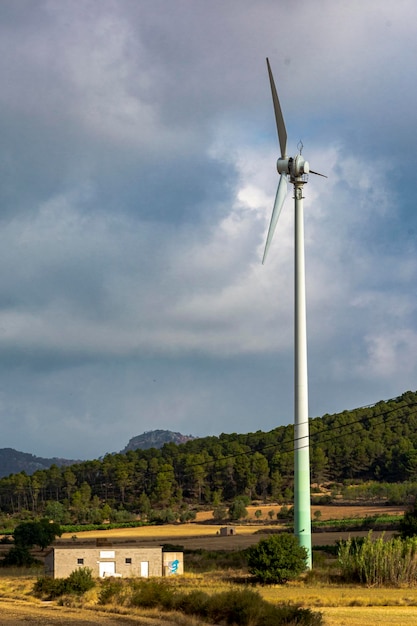 Windkraftanlage, die in der Nähe eines Bauernhofs installiert ist, um sich selbst zu ernähren