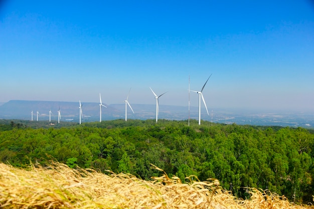 Windkraftanlage für alternative Energie auf Hintergrundhimmel