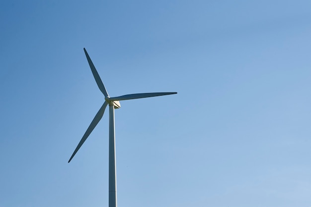 Windkraftanlage gegen blauen Himmel. Windenergiekonzept. Erneuerbare Energie für den Klimaschutz