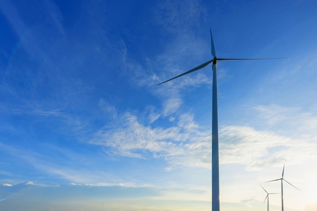 Windkraftanlage gegen den Himmel