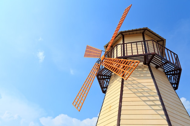 Windkraftanlage im blauen Himmel